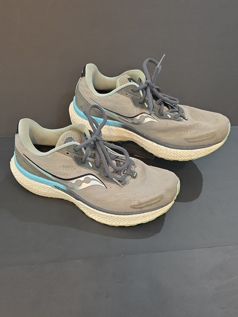 Saucony Triumph Women's Gray with Teal Accent Road Running Shoes Size 10